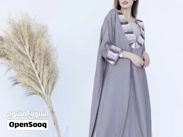 تصميم مميز وراقي جدا من حساب / stylishby_b مميز بشك خرز على الصدر والأكمام