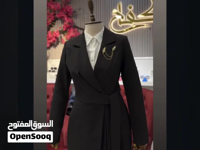 قاط تخرج نسائي اسود رسمي  بعده جديد لبسته مرة وحدة للتخرج  اشتريته صارلي اقل من شهر  وياه  بنطرونه