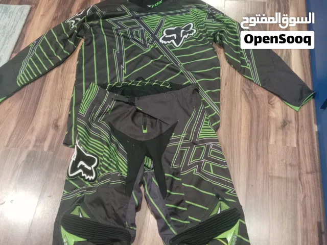 طقم خوذه وملابس