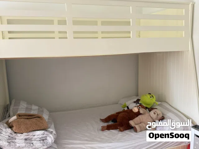 تخت طابقين مع درج
