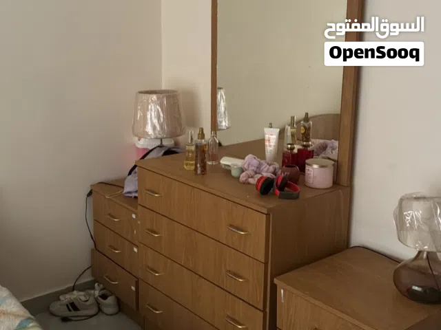 تختين مفردات  اابدون الفرشات ))مع كومدينتين و تسريحة