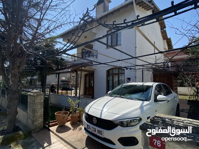 فيلا مستقلة من 3 طوابق بالقرب من البحر مع شاطئ خاص