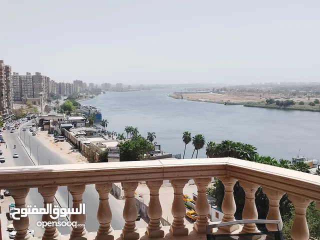 شقة مفروشة مكيفة واطلالة علي النيل مباشرة كورنيش المعادى طرة 3 غرف وحمامين وبلكونة حجز يومي للعوائل