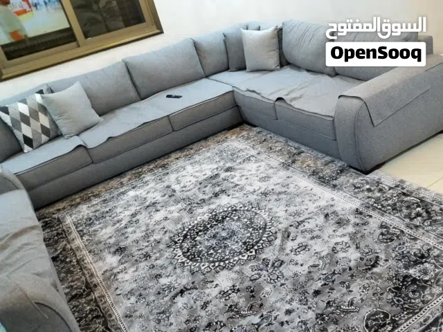 طقم كنب بحالة جيد جداً مع سجادة تركي نخب اول ومع طاولة الطقم