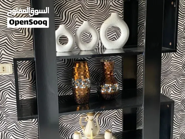 رفوف بدون تحف