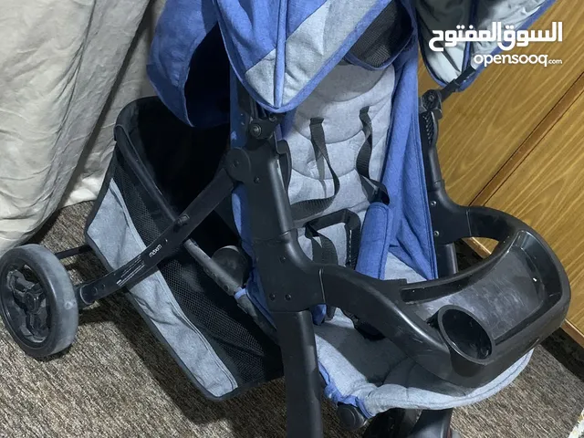 عربانه طفل بيه كسر بواحد من التايرات ومقعد جلوس اطفال ومرجوحه