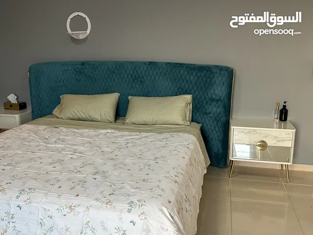 غرفة نوم سرير و تسريحة بكرسي وكومدينه للبيع من هوم بوكس Bedroom Set for Sale from Home Box