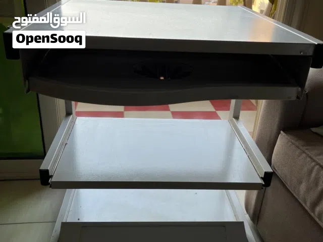 ترابيزة كمبيوتر معدن بحالة جيدة جداً - متعددة الرفوف