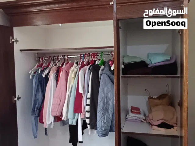 خزانه ملابس دولاب مقاس 150×60 مكون من 3 ابواب مزود ب 4 أرفف و 3 ادراج ف الداخل و شماعه ملابس ورف 90