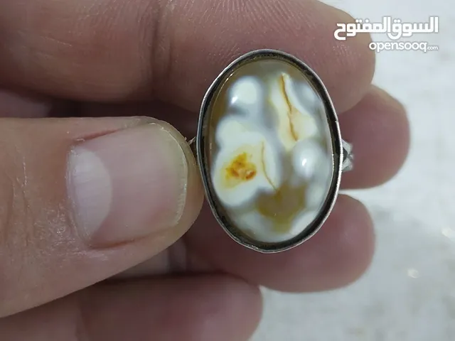 خاتم فضة متوج بحجر الداودي مصور