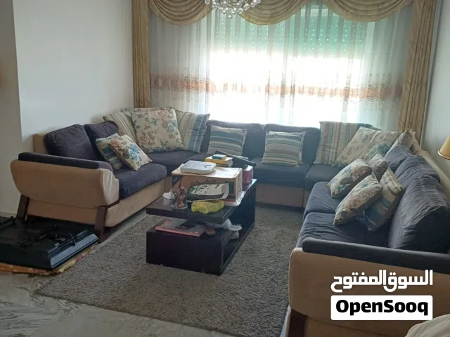 عفش غرفة معيشة و طاولة سفرة مع فِضيّة و طاولة مطبخ و ثلاجة كلها للبيع معًا بسعر مغري جدًا