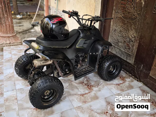 دراجه 4 تواير صينيه شبه جديدة مع خوذة