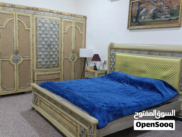 غرفة نوم ملكية وبتصميم كلاسك مختلف بحالة ممتازة خمس قطع .