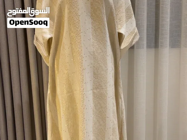 جلابية مخططة ابيض وسكري