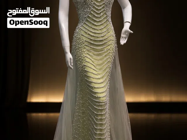 فستان سهرة ملكي بلون جميل وتفاصيل لؤلؤ فاخرة مطرزة بالكامل