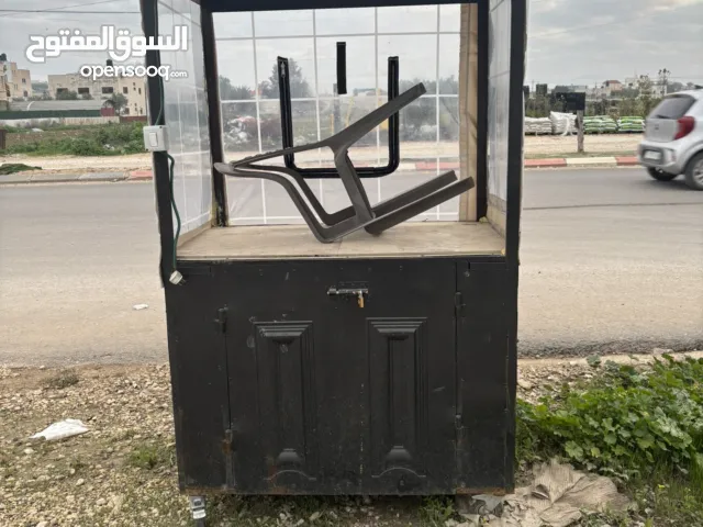 بسطة حديد مرتبة ومسكرة من 3 جهات طول 120 عرض 80 معها عدة غاز 3 عيون وسخان كهرباء كهرباء وبريق 10 لتر