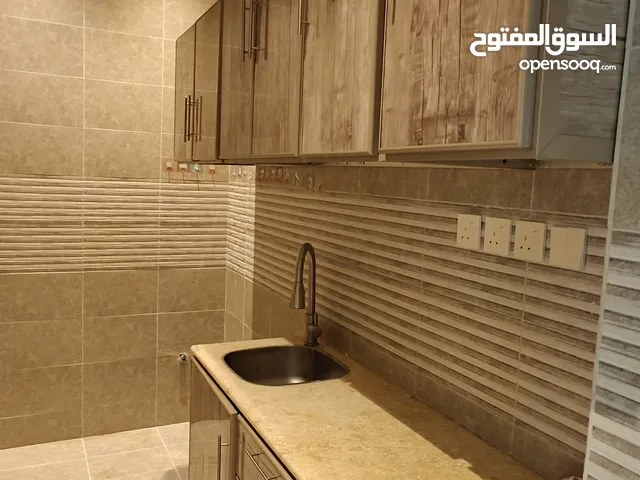مطبخ تفصيل نظيف بيج غامق اللون موّشح - استخدام شهر فقط - مكان خاص لإخفاء اسطوانه الغاز Small Kitchen