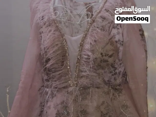 فستان ملكه وردي لحمي بلمعه وريش خفيف ناعم من الجانبين