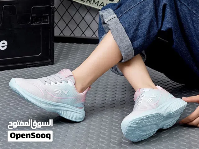 18كارتونة احذية رياضية طبية للبيع بالكامل متوفره جميع القياسات الموديلات نسائية وبناتي