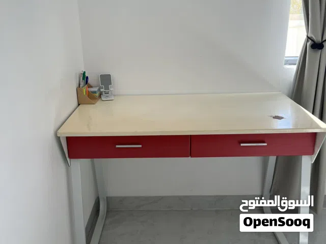 المكتب طاولة