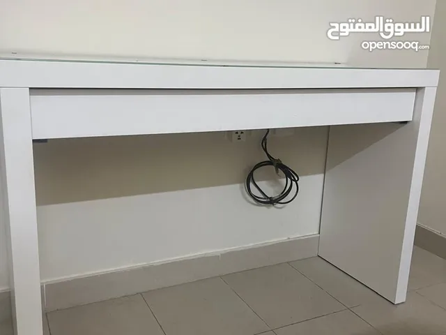 طاوله بيضاء