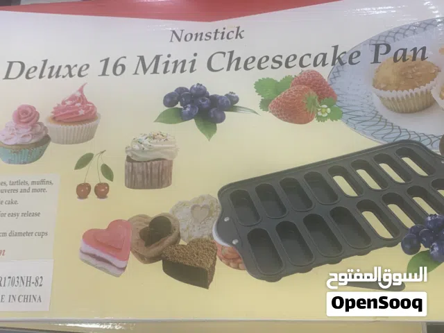 صينية خبز غير لاصقة “Deluxe 16 Mini Cheesecake Pan” مخصصة لعمل 16 قطعة صغيرة من الكيك أو التشيز كيك.
