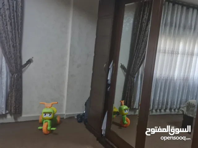 غرفة نوم بحالة ممتازة دهان بوليستر الاصلي