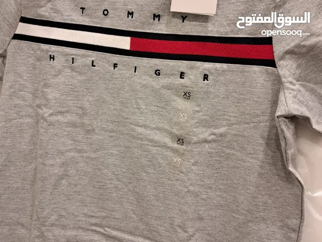 للبيع تي شيرت اصلي تومي هيلفيغر اللون رمادي جديد قياس xs
