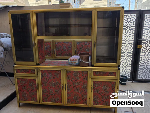 كاونتر مطبخ احمر سليم وغير مكسر وصالح للاستعمال يتكون من 4 قطع للبيع