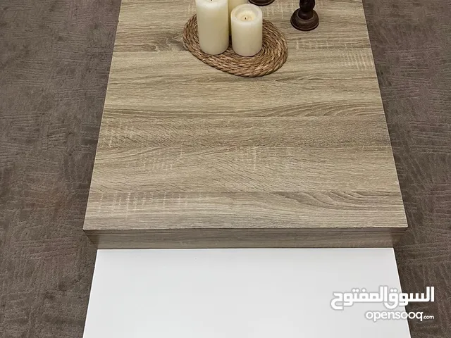 طاولة  وسط مع ثلاث طاولات سيرفس