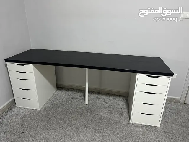مكتب للدراسة والشغل ايكيا باللون الاسود والابيض كبير