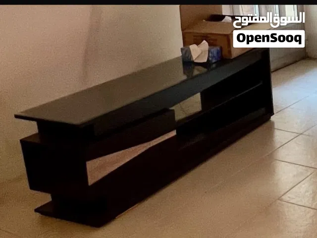 طاوله تلفزيون بحاله ممتازه البيع لدواعي السفر
