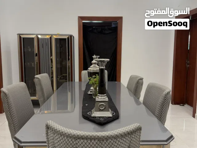 طاولة أكل مع بوفي وأنتري وتمانيةكراسي