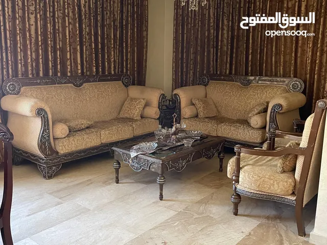 غرفة ضيوف مع طاولة سفرة