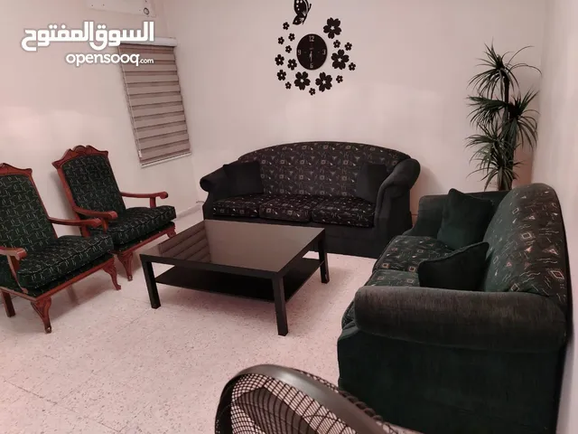 طقم كنب ضيوف مستعمل بحالة ممتازة 7 مقاعد مع طاولة وسط خشب سويد 4 سم و مفردتين خشب زان