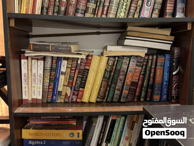 مكتبة مليئة بالكتب النظيفة