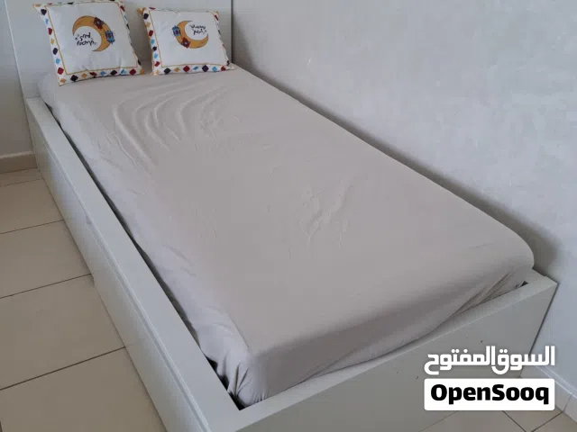 للبيع سرير عدد 2نفس الشكل واللون والحجم