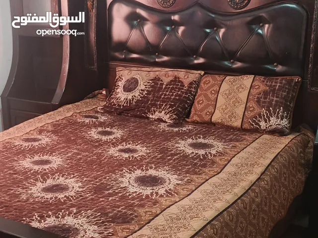 غرفة نوم مع فرشة زمبركية بحالة ممتازة