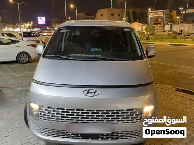 هيونداي ستاريا موديل 22 لون سلفري