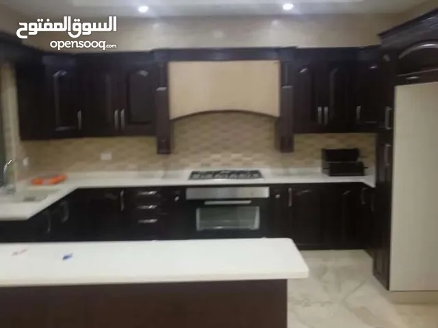 200 m2 4 Bedrooms Apartments for Rent in Amman Al Kursi