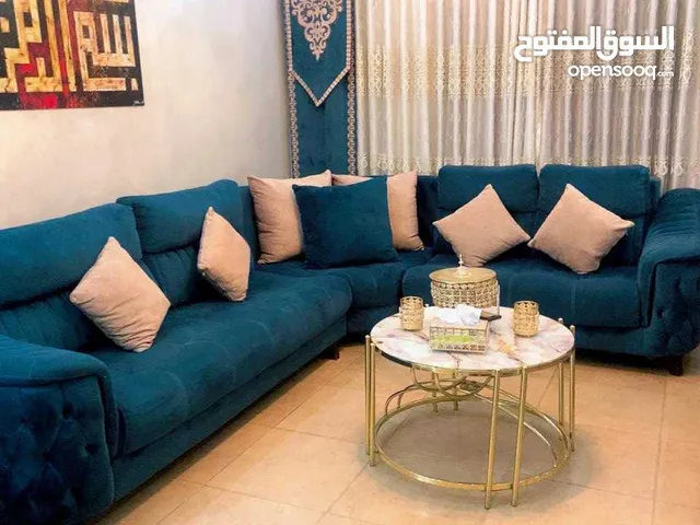 طقم كورنر مع برادي مع طاولة وسط فخم شبه جديد