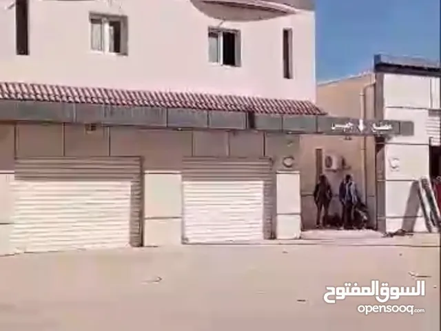 مبنى تجاري متكامل