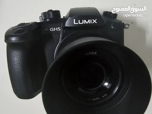 كاميرا احترافية بانسونيك Lumix GH5  مع عدسة صغيرة واستاند واضاءة