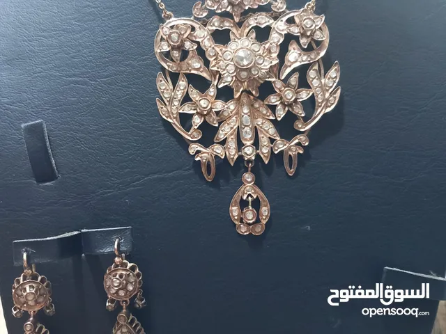 السلام عليكم عقدالماس مع حلق انتيك صناعه سوريه قبل اكثر من 100 سنه افحص وين ما بدك ذهب والماس