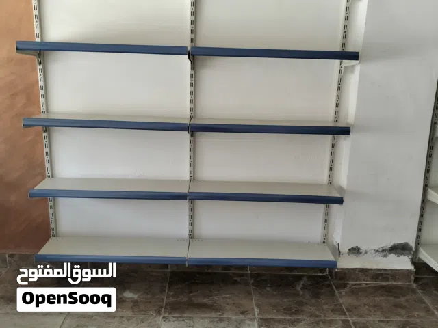 رفوف حائط وسلال شبس وكاش وطاولة كاش