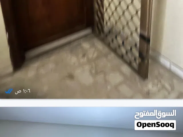 باب حديد وباب خشب