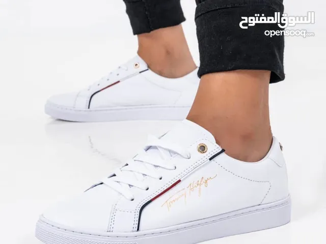 حذاء ابيض من تومي هيلفيغر