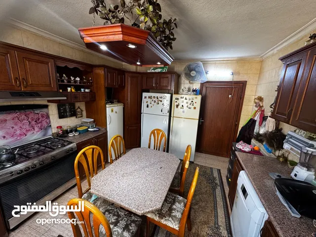 مطبخ خشب بلوط صولد بحاله جديده مساحة المطبخ 4×5 لون بني