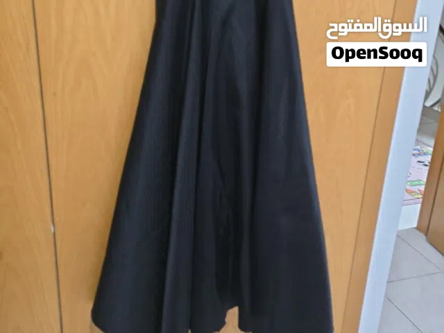 فساتين مستعمل مرة واحدة فقط  للبيع