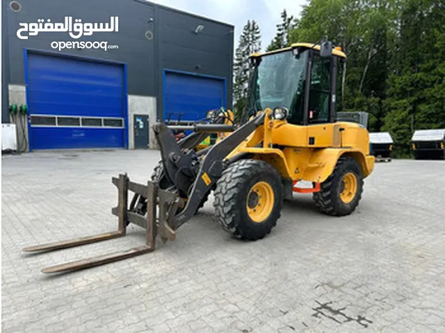 لودر ، مُجهز رافعة شوكية قياس volvo 120 c للعمل في المصانع و المستودعات التجارية ، تأجير شهري
